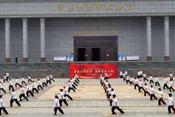 重温红色历史  凝聚奋进力量(图1)