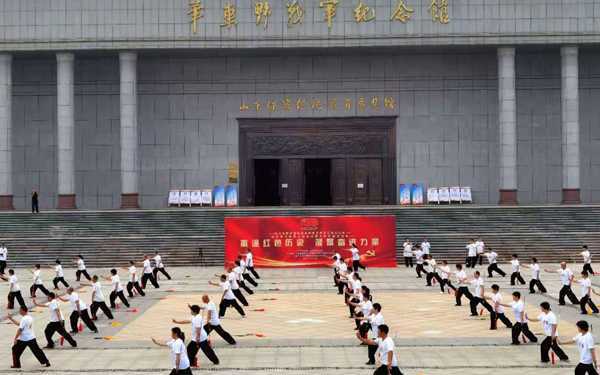 临沂市杨式太极拳在华东野战军纪念馆举行(图1)