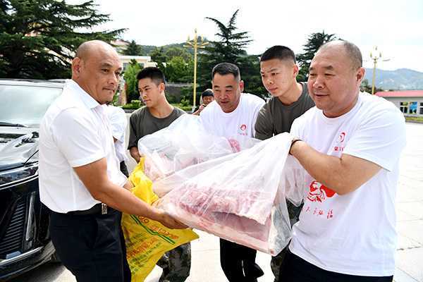 看望人民子弟兵 增进军民鱼水情 (图2)