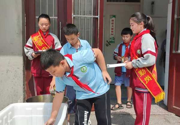 柏林镇中心小学开展同＂光盘＂共＂节俭＂活动(图1)