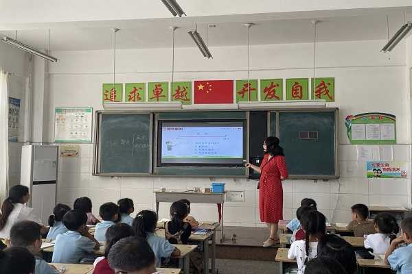 固城小学开展“小马扎动起来”听评课活动(图1)