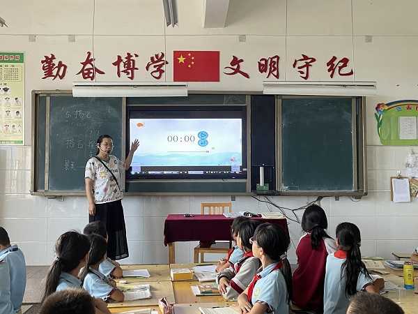 苏城小学展开了“小马扎”听评课活动(图1)