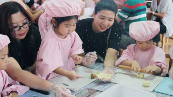 平邑县实验小学教育集团 附属幼儿园“花好月圆，情满中秋”(图2)