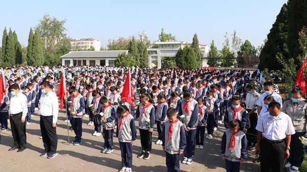 平邑县实验小学教育集团：参加“烈士纪念日”活动(图1)