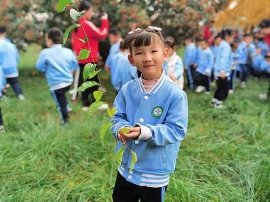 平邑兴蒙学校附属幼儿园开展 “寻找最后一抹秋色”户外秋游活动(图2)