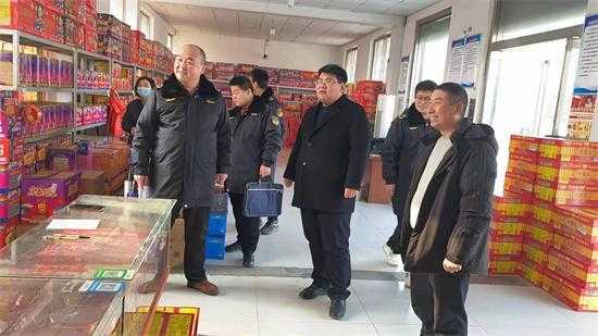 平邑街道组织开展烟花爆竹专项检查行动(图1)