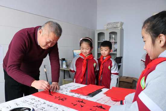 挥毫泼墨送祝福，师生迎新展未来(图1)