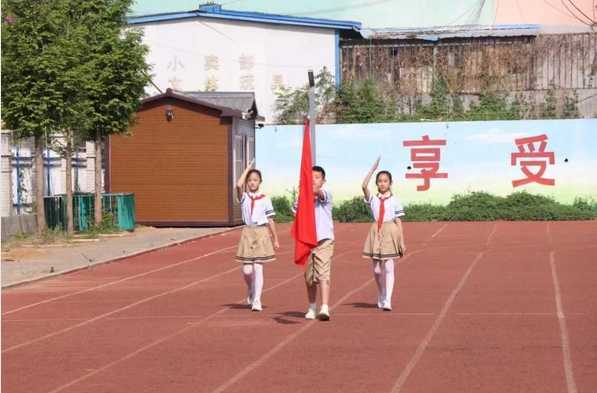 平邑县第四实验小学举行新队员分批入队仪式(图2)