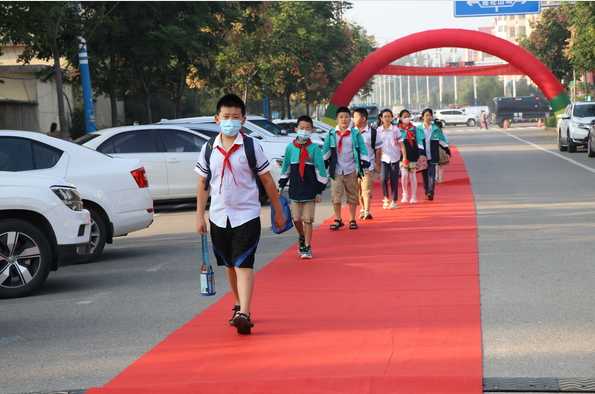 平邑县第四实验小学精心迎接开学第一天(图1)