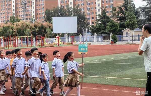 平邑县第四实验小学举行一年级行为规范展示活动(图2)