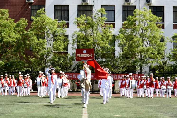 展队员风采，奏时代乐章 —平邑县举办首届少先队鼓号操展示活动(图1)