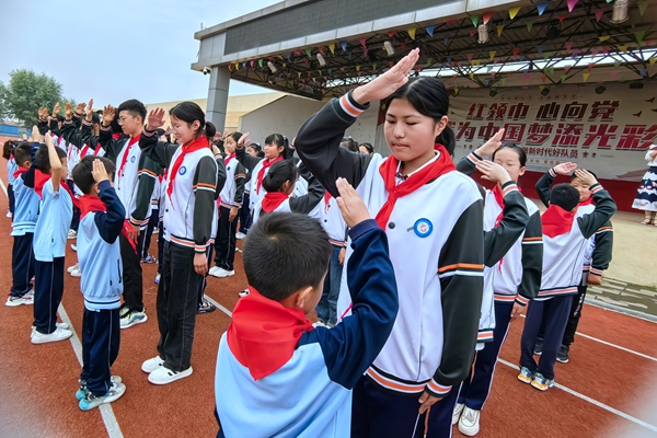 平邑县第二实验小学开展“学习二十大 争做好队员”分批入队主题教育活动(图1)
