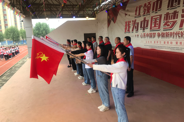 平邑县第二实验小学开展“学习二十大 争做好队员”分批入队主题教育活动(图2)