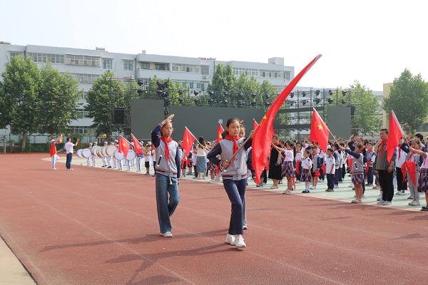 平邑兴蒙学校举行“学习二十大，争做好队员”六一主题队会暨分批入队仪式(图1)