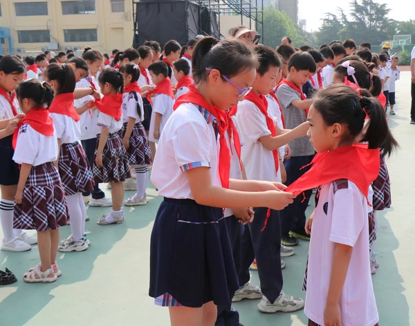 平邑兴蒙学校举行“学习二十大，争做好队员”六一主题队会暨分批入队仪式(图2)