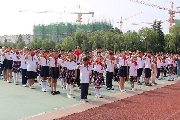 平邑兴蒙学校举行“学习二十大，争做好队员”六一主题队会暨分批入队仪式(图4)