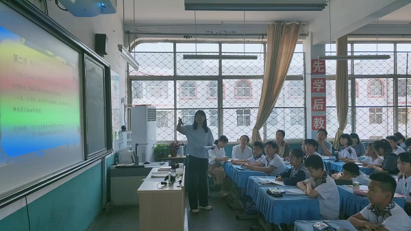 平邑兴蒙学校举行“‘教’以潜心，‘研’以致远”语文主题研讨活动(图1)