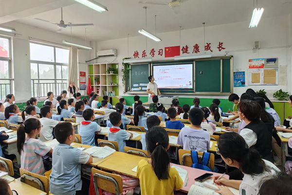 平邑县第二实验小学举行优质课比赛活动(图2)