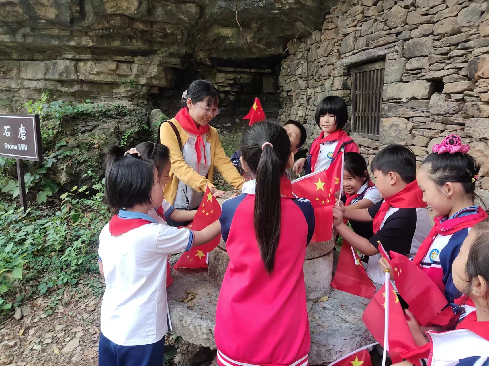 传承红色基因，弘扬九间棚精神  --地方镇新村完小开展红色研学活动(图2)