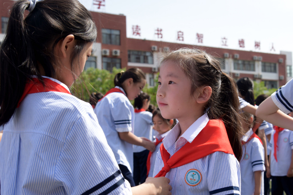 平邑县第四实验小学举行一年级分批入队仪式(图2)