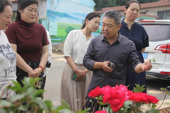 县妇联联合县林业局在平邑街道开展“绿满沂蒙花满村”现场培训活动