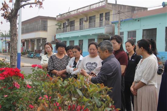 县妇联联合县林业局在平邑街道开展“绿满沂蒙花满村”现场培训活动(图2)