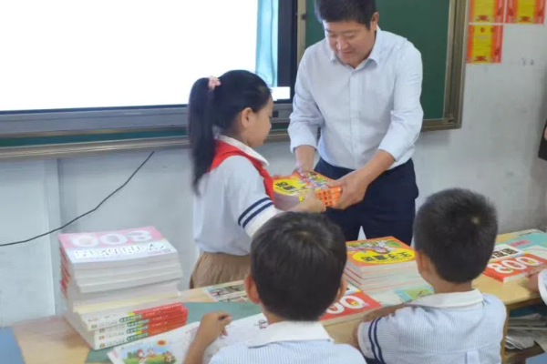 平邑县委统战部、县志愿服务联合会走进平邑县第四实验小学开展端午节主题活动(图2)