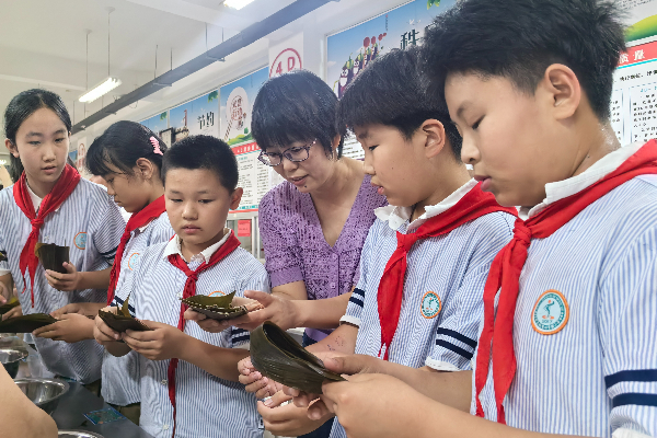 平邑县委统战部、县志愿服务联合会走进平邑县第四实验小学开展端午节主题活动(图3)