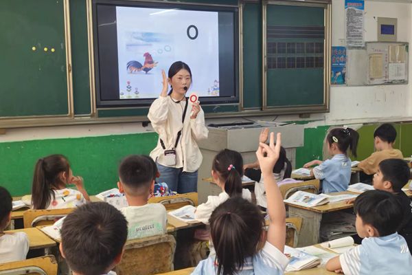 平邑县教体局教研室到平邑县第二实验小学开展常态课巡查活动