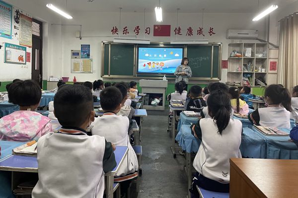 平邑县第二实验小学举行防震防踩踏疏散应急演练活动(图1)