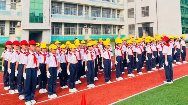 山东平邑：实验小学教育集团举行队列队形展演赛(图1)