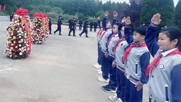 山东平邑：实验小学组织参加烈士纪念日公祭活动 (图1)