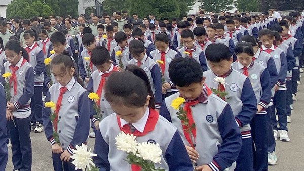 山东平邑：实验小学组织参加烈士纪念日公祭活动 (图3)