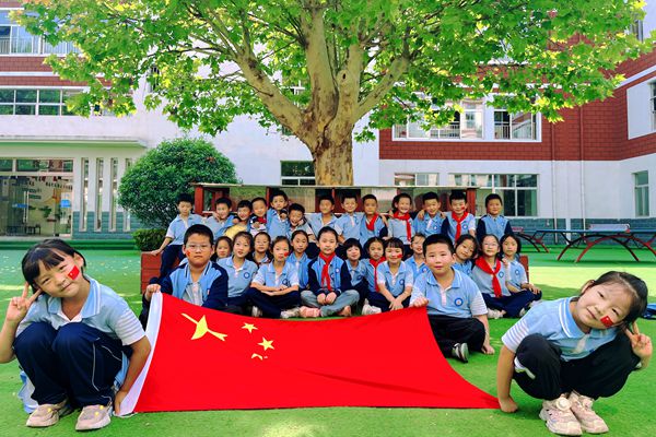 平邑县第二实验小学举行庆国庆系列活动(图1)