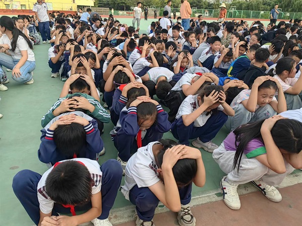 居安思危 未雨绸缪—平邑兴蒙学校举行防震应急疏散演练活动(图3)