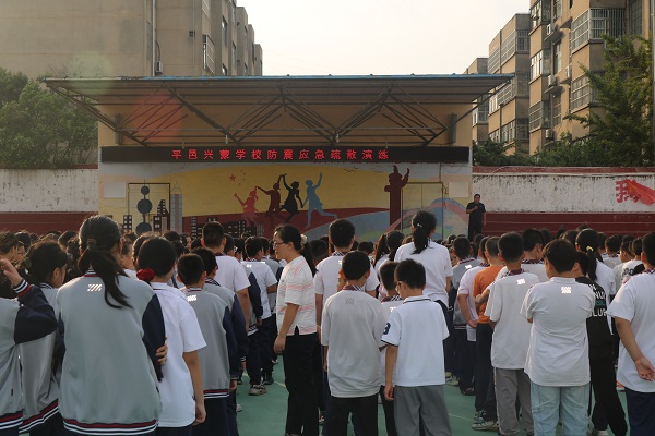 居安思危 未雨绸缪—平邑兴蒙学校举行防震应急疏散演练活动(图4)