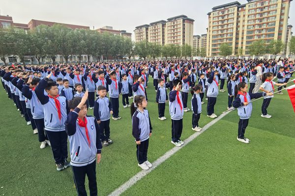 平邑县第二实验小学举行2023级新队员分批入队仪式(图1)