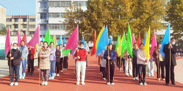 山东平邑：兴蒙学校幼儿园举行亲子趣味游戏运动会(图1)