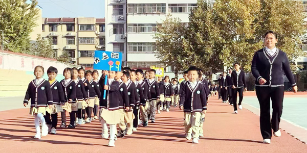 山东平邑：兴蒙学校幼儿园举行亲子趣味游戏运动会(图3)