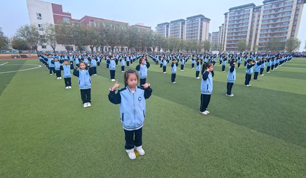 平邑县第二实验小学开设一年级形体课程