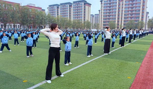 平邑县第二实验小学开设一年级形体课程(图2)