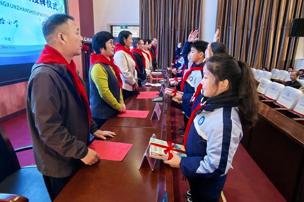 平邑县第二实验小学举行《故事天地》小树苗校园通讯站授牌仪式(图2)