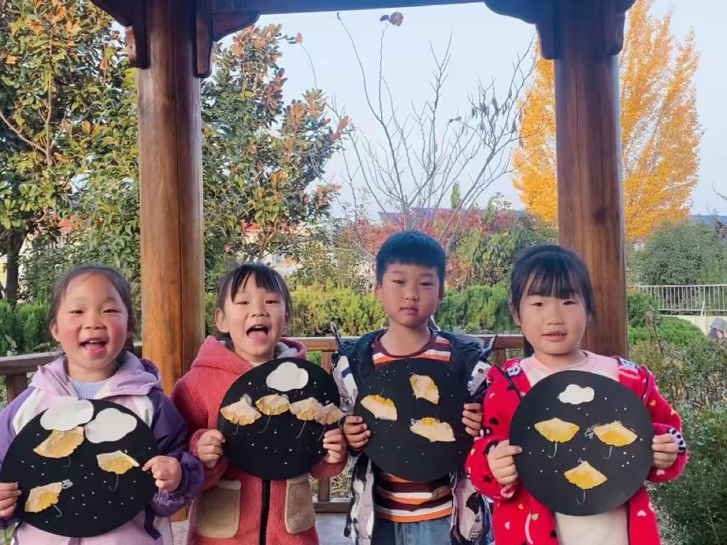 地方镇王崮山完小幼儿园开展银杏叶粘贴画活动