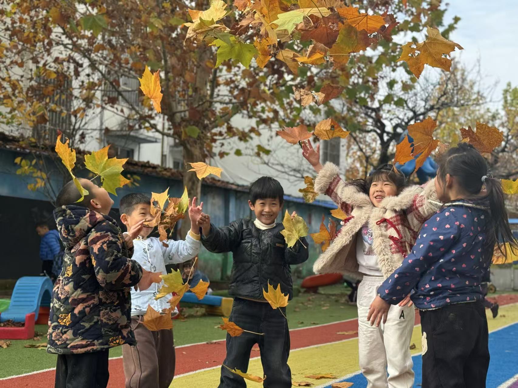 地方镇新村完小幼儿园开展“落叶雨”游戏活动