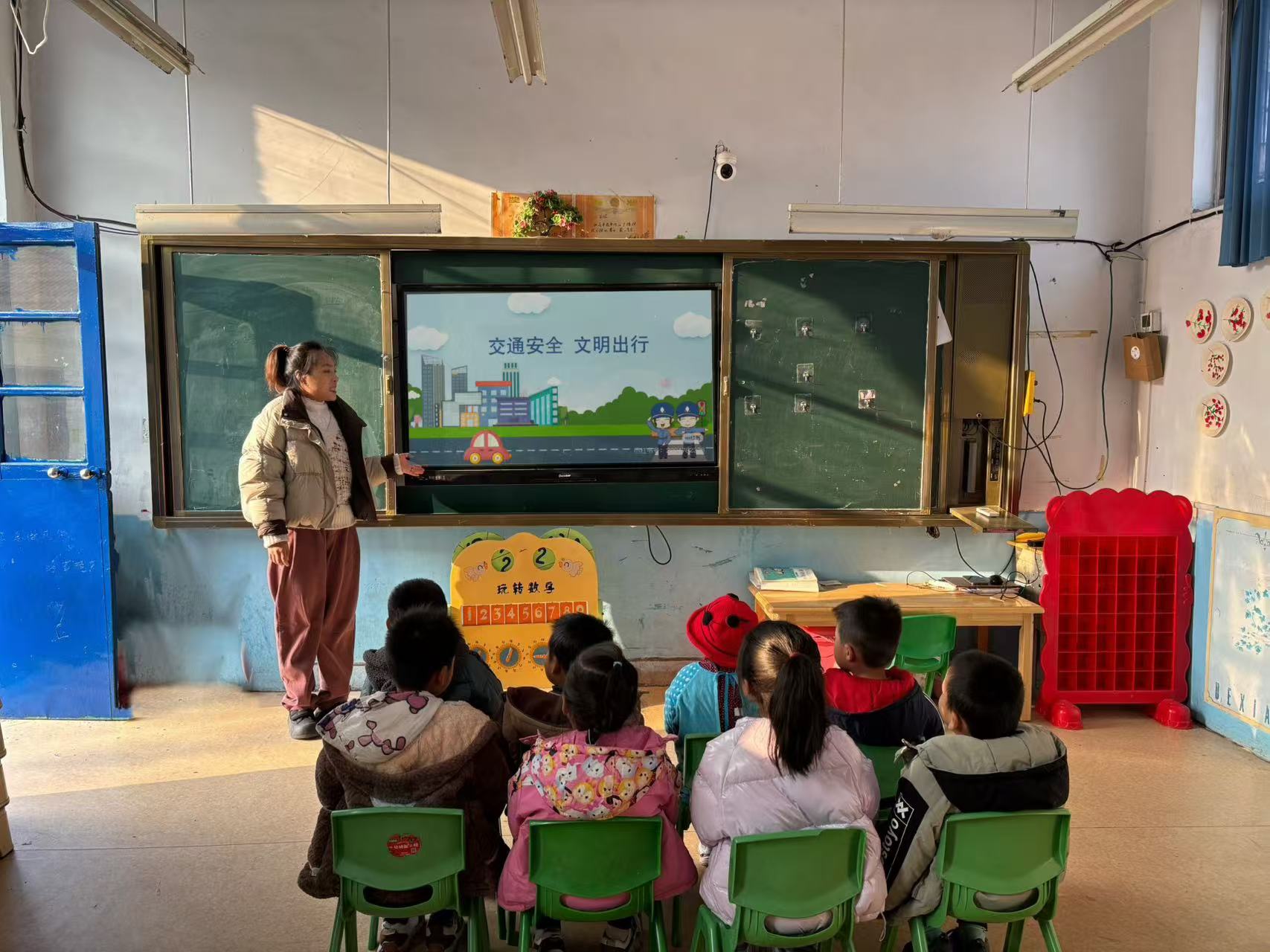 交通安全，你我“童”行——地方镇闸口完小幼儿园交通安全知识宣传